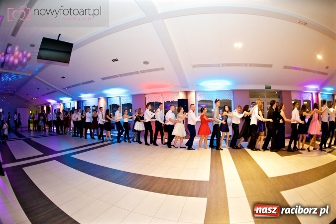 Zdjęcie w galerii na portalu naszraciborz.pl: Tak to było w Zakrzowie, czyli wspomnienie studniówki maturzystów II LO wiadomości z regionu