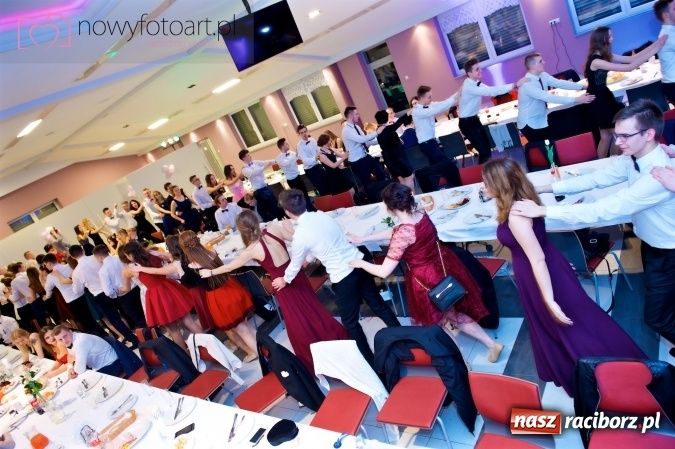 Zdjęcie w galerii na portalu naszraciborz.pl: Tak to było w Zakrzowie, czyli wspomnienie studniówki maturzystów II LO wiadomości z regionu