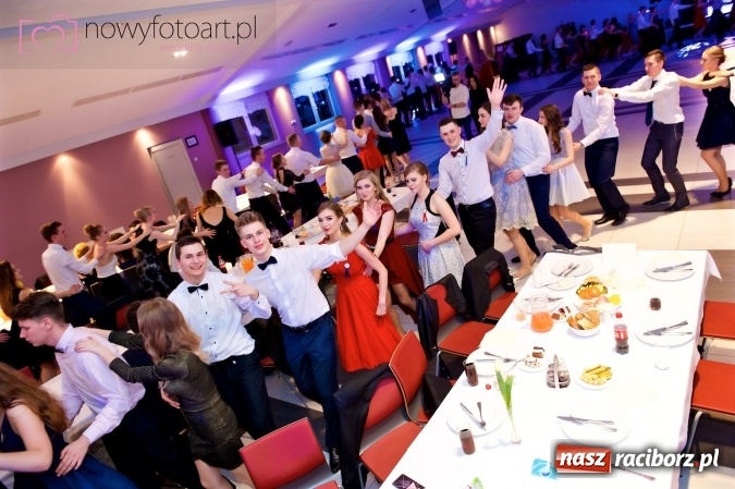 Zdjęcie w galerii na portalu naszraciborz.pl: Tak to było w Zakrzowie, czyli wspomnienie studniówki maturzystów II LO wiadomości z regionu