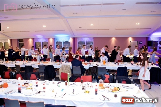 Zdjęcie w galerii na portalu naszraciborz.pl: Tak to było w Zakrzowie, czyli wspomnienie studniówki maturzystów II LO wiadomości z regionu