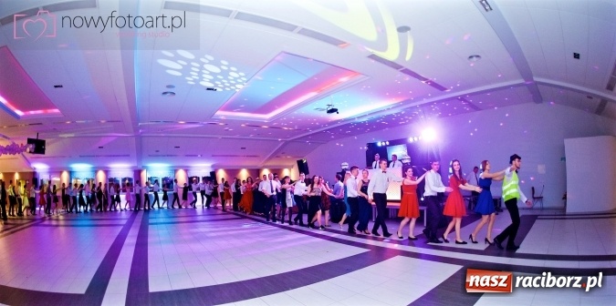 Zdjęcie w galerii na portalu naszraciborz.pl: Tak to było w Zakrzowie, czyli wspomnienie studniówki maturzystów II LO wiadomości z regionu