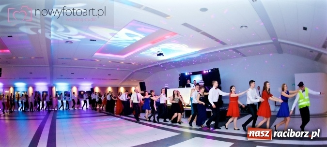 Zdjęcie w galerii na portalu naszraciborz.pl: Tak to było w Zakrzowie, czyli wspomnienie studniówki maturzystów II LO wiadomości z regionu