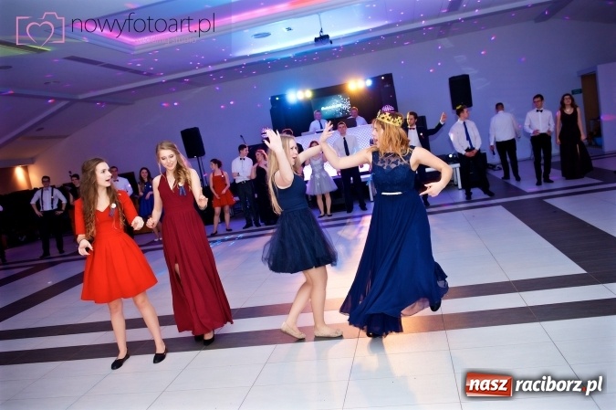 Zdjęcie w galerii na portalu naszraciborz.pl: Tak to było w Zakrzowie, czyli wspomnienie studniówki maturzystów II LO wiadomości z regionu