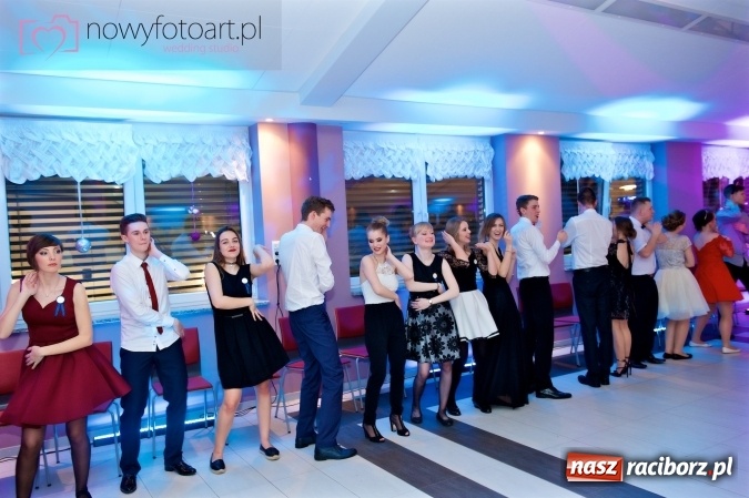 Zdjęcie w galerii na portalu naszraciborz.pl: Tak to było w Zakrzowie, czyli wspomnienie studniówki maturzystów II LO wiadomości z regionu