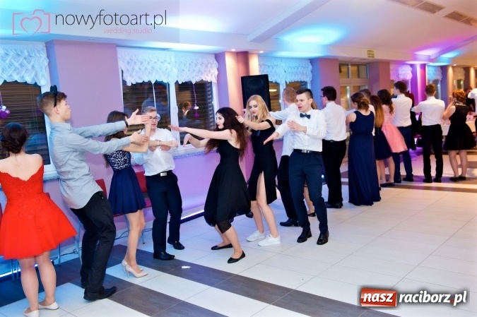 Zdjęcie w galerii na portalu naszraciborz.pl: Tak to było w Zakrzowie, czyli wspomnienie studniówki maturzystów II LO wiadomości z regionu