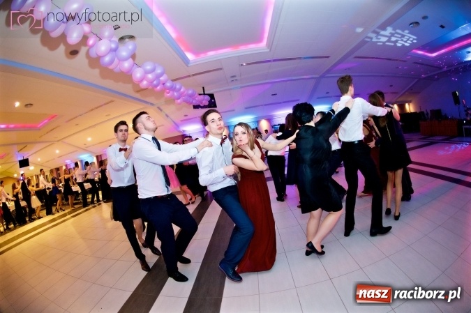 Zdjęcie w galerii na portalu naszraciborz.pl: Tak to było w Zakrzowie, czyli wspomnienie studniówki maturzystów II LO wiadomości z regionu