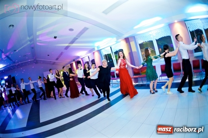 Zdjęcie w galerii na portalu naszraciborz.pl: Tak to było w Zakrzowie, czyli wspomnienie studniówki maturzystów II LO wiadomości z regionu