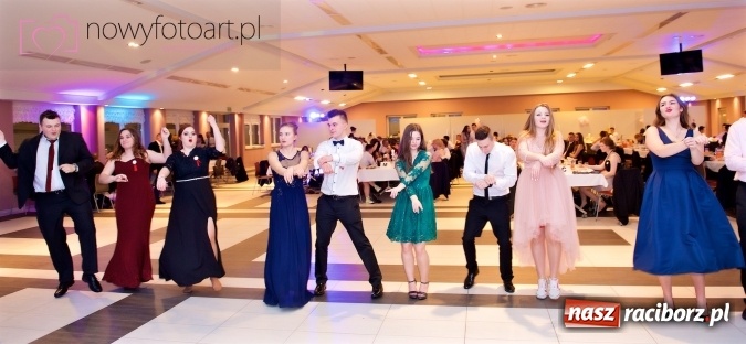 Zdjęcie w galerii na portalu naszraciborz.pl: Tak to było w Zakrzowie, czyli wspomnienie studniówki maturzystów II LO wiadomości z regionu