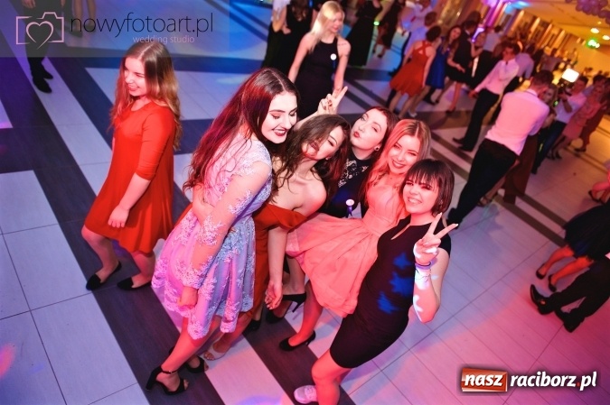 Zdjęcie w galerii na portalu naszraciborz.pl: Tak to było w Zakrzowie, czyli wspomnienie studniówki maturzystów II LO wiadomości z regionu