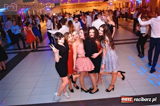 Zdjęcie w galerii na portalu naszraciborz.pl: Tak to było w Zakrzowie, czyli wspomnienie studniówki maturzystów II LO wiadomości z regionu