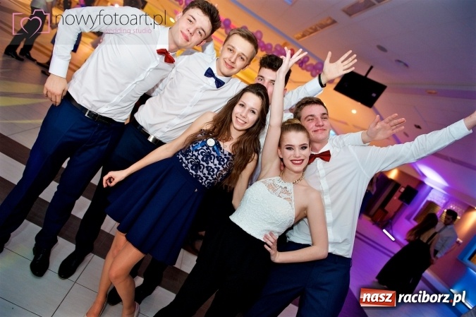 Zdjęcie w galerii na portalu naszraciborz.pl: Tak to było w Zakrzowie, czyli wspomnienie studniówki maturzystów II LO wiadomości z regionu