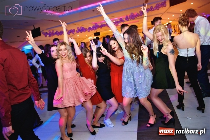 Zdjęcie w galerii na portalu naszraciborz.pl: Tak to było w Zakrzowie, czyli wspomnienie studniówki maturzystów II LO wiadomości z regionu