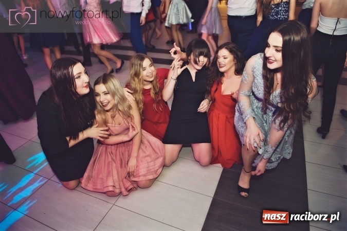 Zdjęcie w galerii na portalu naszraciborz.pl: Tak to było w Zakrzowie, czyli wspomnienie studniówki maturzystów II LO wiadomości z regionu