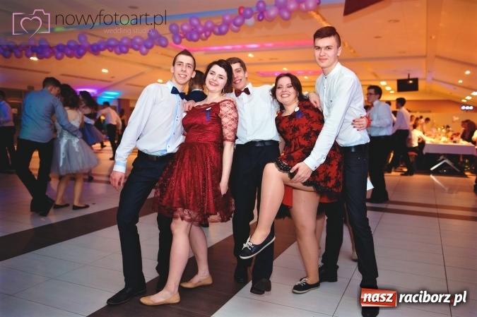 Zdjęcie w galerii na portalu naszraciborz.pl: Tak to było w Zakrzowie, czyli wspomnienie studniówki maturzystów II LO wiadomości z regionu