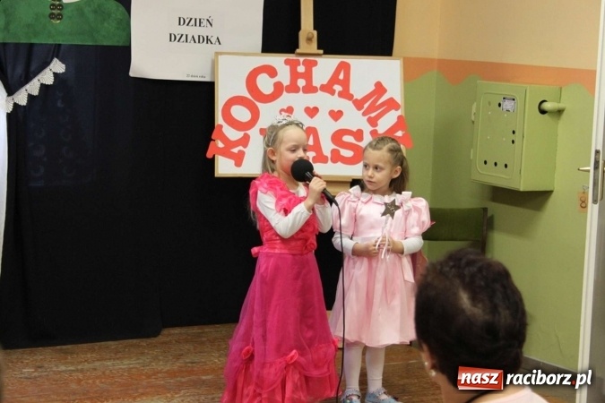 Zdjęcie w galerii na portalu naszraciborz.pl: Żyjcie nam sto lat! Dzień Babci i Dziadka w ZSP Wojnowice wiadomości z regionu