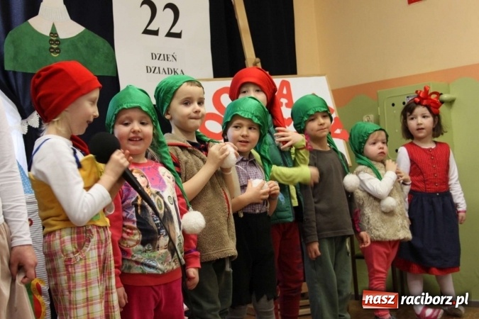 Zdjęcie w galerii na portalu naszraciborz.pl: Żyjcie nam sto lat! Dzień Babci i Dziadka w ZSP Wojnowice wiadomości z regionu