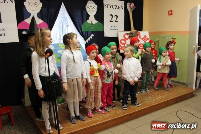 Zdjęcie w galerii na portalu naszraciborz.pl: Żyjcie nam sto lat! Dzień Babci i Dziadka w ZSP Wojnowice wiadomości z regionu