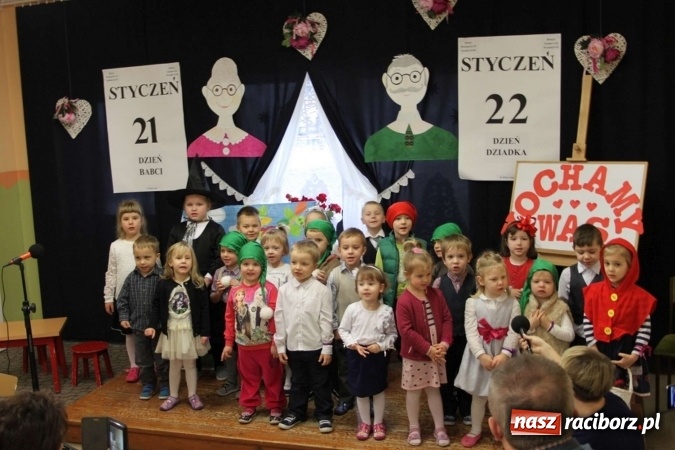 Zdjęcie w galerii na portalu naszraciborz.pl: Żyjcie nam sto lat! Dzień Babci i Dziadka w ZSP Wojnowice wiadomości z regionu