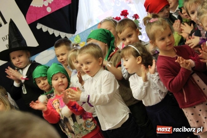 Zdjęcie w galerii na portalu naszraciborz.pl: Żyjcie nam sto lat! Dzień Babci i Dziadka w ZSP Wojnowice wiadomości z regionu