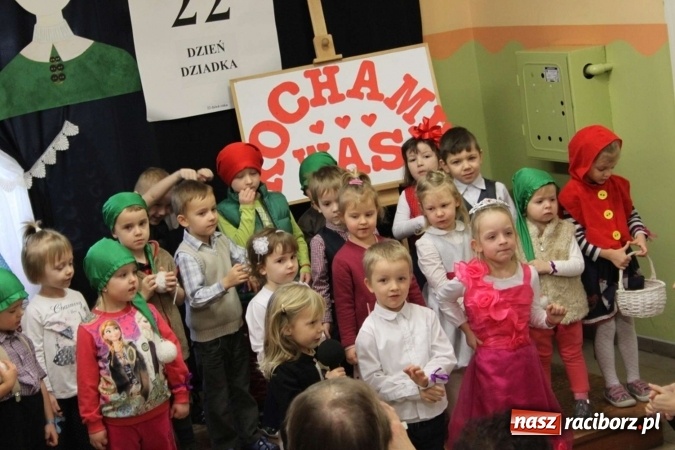 Zdjęcie w galerii na portalu naszraciborz.pl: Żyjcie nam sto lat! Dzień Babci i Dziadka w ZSP Wojnowice wiadomości z regionu