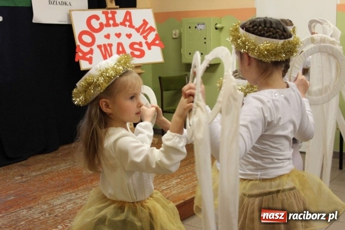 Zdjęcie w galerii na portalu naszraciborz.pl: Żyjcie nam sto lat! Dzień Babci i Dziadka w ZSP Wojnowice wiadomości z regionu