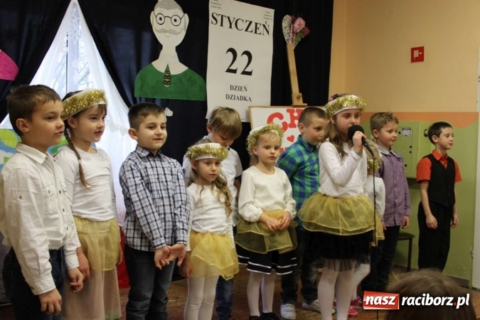 Zdjęcie w galerii na portalu naszraciborz.pl: Żyjcie nam sto lat! Dzień Babci i Dziadka w ZSP Wojnowice wiadomości z regionu