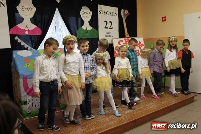 Zdjęcie w galerii na portalu naszraciborz.pl: Żyjcie nam sto lat! Dzień Babci i Dziadka w ZSP Wojnowice wiadomości z regionu