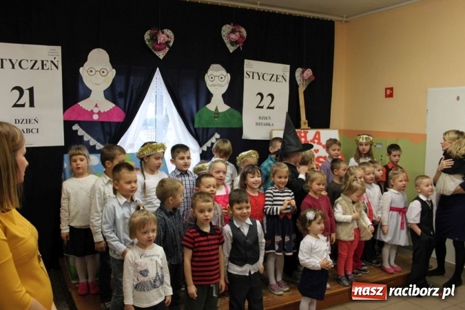 Zdjęcie w galerii na portalu naszraciborz.pl: Żyjcie nam sto lat! Dzień Babci i Dziadka w ZSP Wojnowice wiadomości z regionu