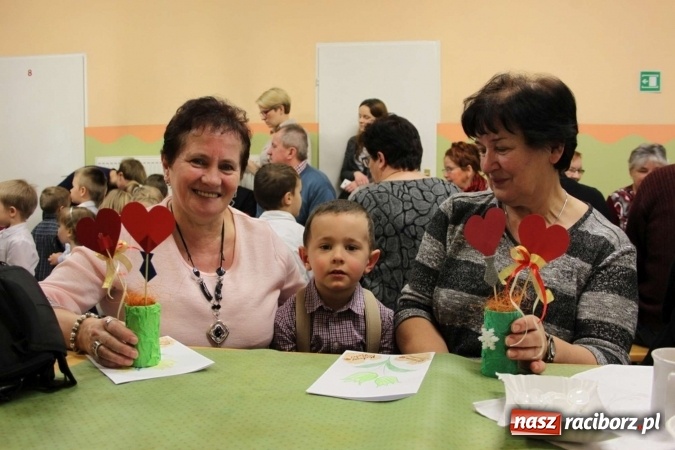 Zdjęcie w galerii na portalu naszraciborz.pl: Żyjcie nam sto lat! Dzień Babci i Dziadka w ZSP Wojnowice wiadomości z regionu