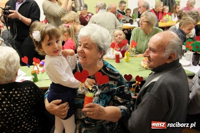 Zdjęcie w galerii na portalu naszraciborz.pl: Żyjcie nam sto lat! Dzień Babci i Dziadka w ZSP Wojnowice wiadomości z regionu