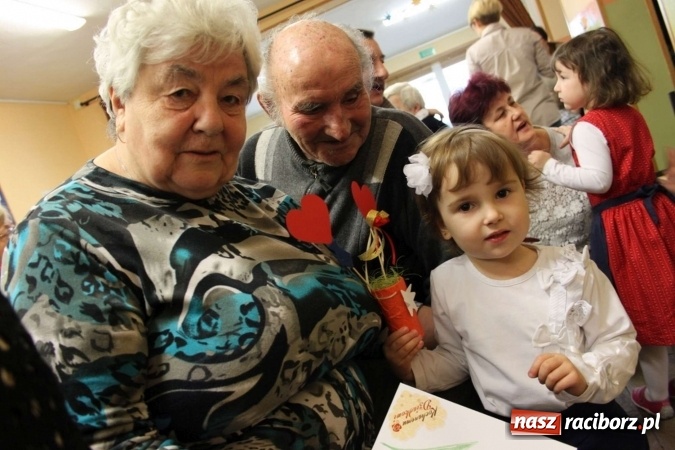 Zdjęcie w galerii na portalu naszraciborz.pl: Żyjcie nam sto lat! Dzień Babci i Dziadka w ZSP Wojnowice wiadomości z regionu