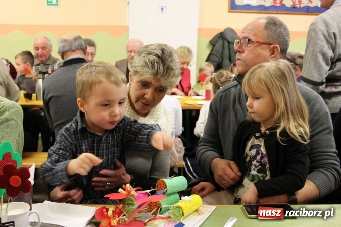 Zdjęcie w galerii na portalu naszraciborz.pl: Żyjcie nam sto lat! Dzień Babci i Dziadka w ZSP Wojnowice wiadomości z regionu