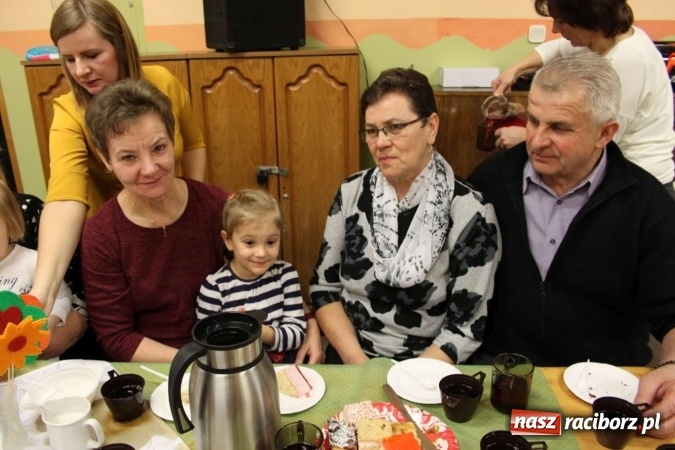 Zdjęcie w galerii na portalu naszraciborz.pl: Żyjcie nam sto lat! Dzień Babci i Dziadka w ZSP Wojnowice wiadomości z regionu