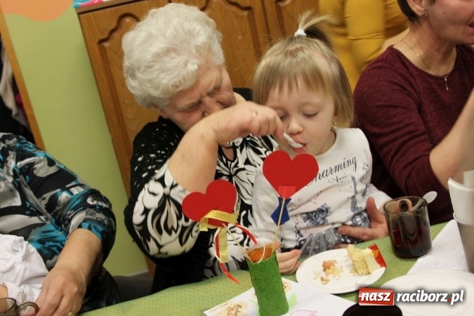 Zdjęcie w galerii na portalu naszraciborz.pl: Żyjcie nam sto lat! Dzień Babci i Dziadka w ZSP Wojnowice wiadomości z regionu