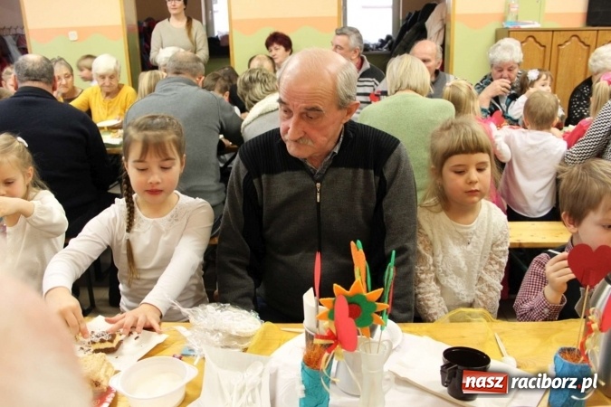 Zdjęcie w galerii na portalu naszraciborz.pl: Żyjcie nam sto lat! Dzień Babci i Dziadka w ZSP Wojnowice wiadomości z regionu