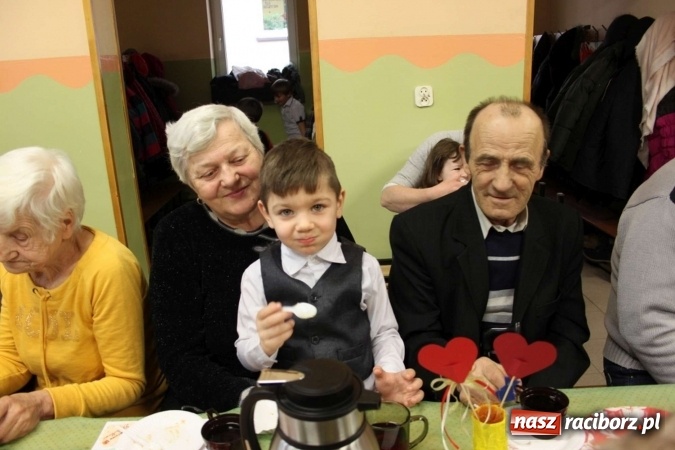 Zdjęcie w galerii na portalu naszraciborz.pl: Żyjcie nam sto lat! Dzień Babci i Dziadka w ZSP Wojnowice wiadomości z regionu
