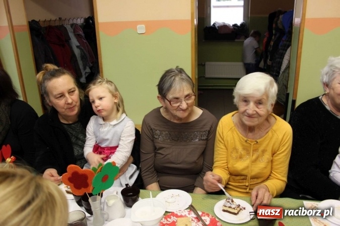 Zdjęcie w galerii na portalu naszraciborz.pl: Żyjcie nam sto lat! Dzień Babci i Dziadka w ZSP Wojnowice wiadomości z regionu