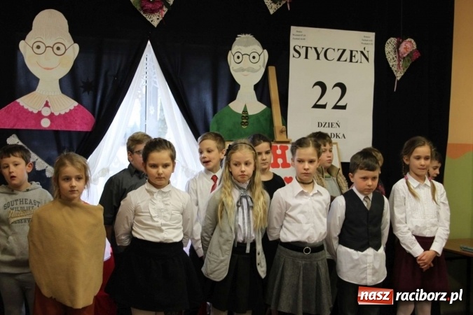 Zdjęcie w galerii na portalu naszraciborz.pl: Żyjcie nam sto lat! Dzień Babci i Dziadka w ZSP Wojnowice wiadomości z regionu