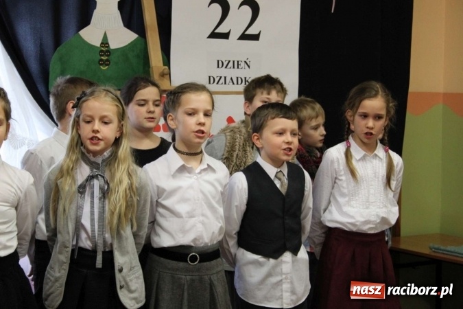 Zdjęcie w galerii na portalu naszraciborz.pl: Żyjcie nam sto lat! Dzień Babci i Dziadka w ZSP Wojnowice wiadomości z regionu