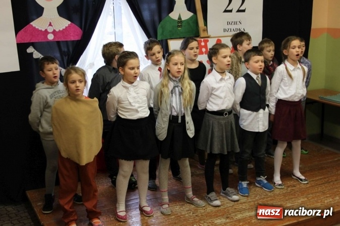 Zdjęcie w galerii na portalu naszraciborz.pl: Żyjcie nam sto lat! Dzień Babci i Dziadka w ZSP Wojnowice wiadomości z regionu