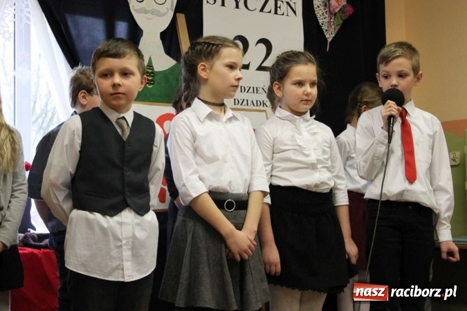 Zdjęcie w galerii na portalu naszraciborz.pl: Żyjcie nam sto lat! Dzień Babci i Dziadka w ZSP Wojnowice wiadomości z regionu