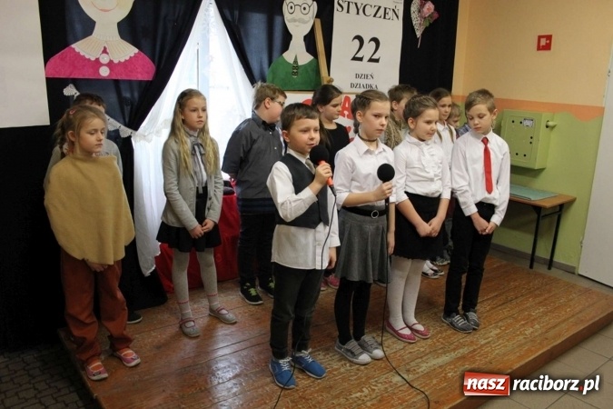 Zdjęcie w galerii na portalu naszraciborz.pl: Żyjcie nam sto lat! Dzień Babci i Dziadka w ZSP Wojnowice wiadomości z regionu