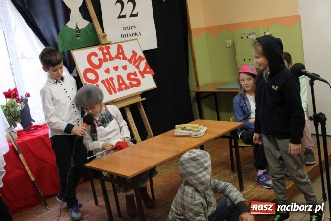 Zdjęcie w galerii na portalu naszraciborz.pl: Żyjcie nam sto lat! Dzień Babci i Dziadka w ZSP Wojnowice wiadomości z regionu