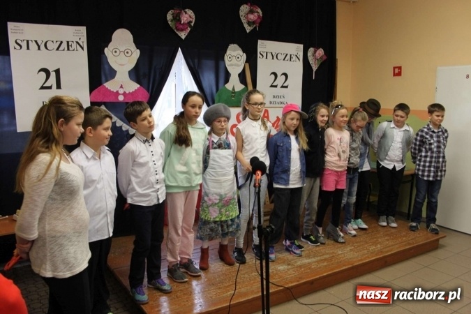 Zdjęcie w galerii na portalu naszraciborz.pl: Żyjcie nam sto lat! Dzień Babci i Dziadka w ZSP Wojnowice wiadomości z regionu