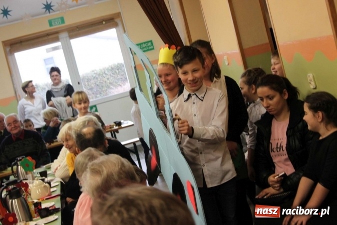 Zdjęcie w galerii na portalu naszraciborz.pl: Żyjcie nam sto lat! Dzień Babci i Dziadka w ZSP Wojnowice wiadomości z regionu