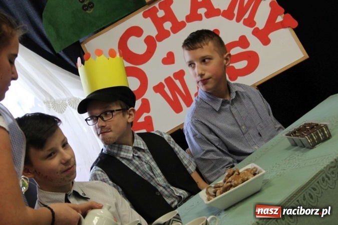 Zdjęcie w galerii na portalu naszraciborz.pl: Żyjcie nam sto lat! Dzień Babci i Dziadka w ZSP Wojnowice wiadomości z regionu