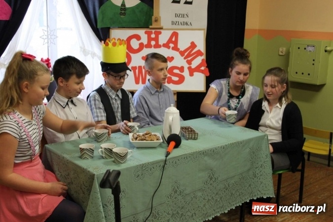 Zdjęcie w galerii na portalu naszraciborz.pl: Żyjcie nam sto lat! Dzień Babci i Dziadka w ZSP Wojnowice wiadomości z regionu