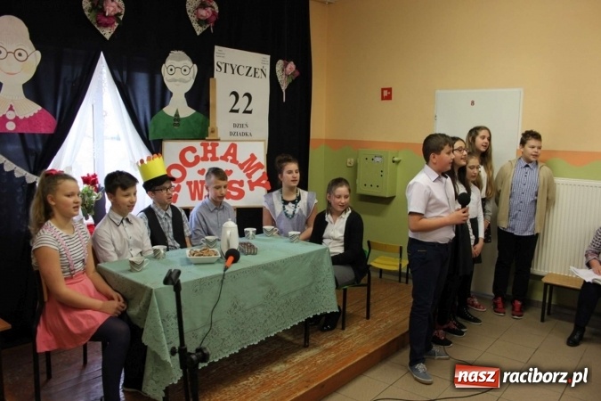 Zdjęcie w galerii na portalu naszraciborz.pl: Żyjcie nam sto lat! Dzień Babci i Dziadka w ZSP Wojnowice wiadomości z regionu