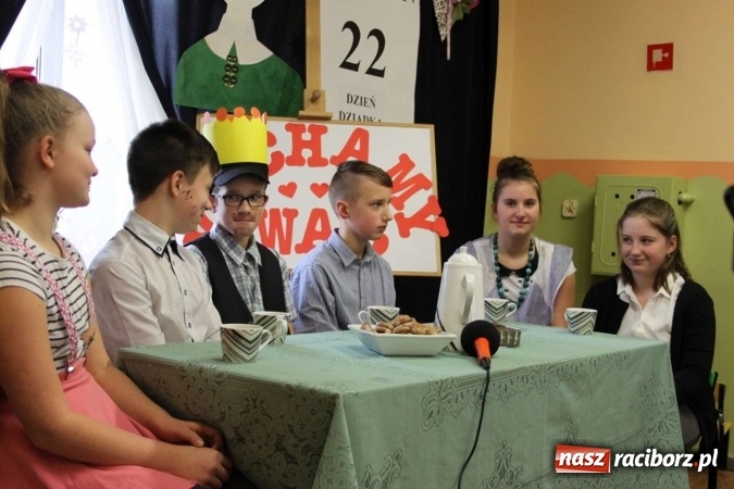 Zdjęcie w galerii na portalu naszraciborz.pl: Żyjcie nam sto lat! Dzień Babci i Dziadka w ZSP Wojnowice wiadomości z regionu