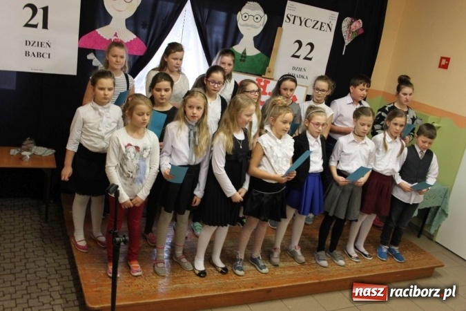 Zdjęcie w galerii na portalu naszraciborz.pl: Żyjcie nam sto lat! Dzień Babci i Dziadka w ZSP Wojnowice wiadomości z regionu